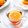 紅茶にオレンジを浮かべた〈シャリマティー〉&ティーレッスン風景