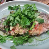 タイ風魚の塩釜焼きハーブソース