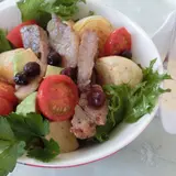 豚と野菜のブルーベリーソースでパンサラダボウル