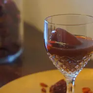 棗（なつめ）とクコの実で漬けた赤ワイン