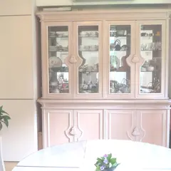 イタリア製のピンクベージュの食器棚♪