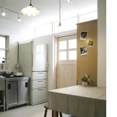 白いタイルの厨房は業務用オーブンも設備