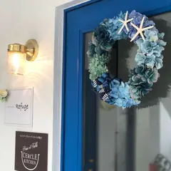青い扉が目印です。