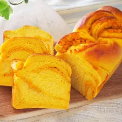 パウンド型で作るカボチャのツイスト食パン優しい甘みのパンです