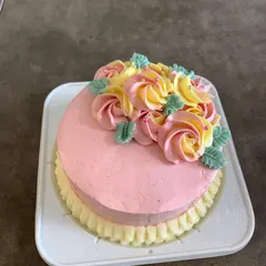 バタークリームで作る簡単バラのケーキになります。
