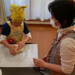 お子さんも真剣にパン作り。