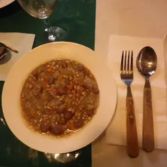 イタリア料理スペルト小麦とうずら豆のスープ  
