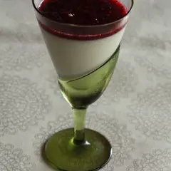 ミルクのブランマンジェ　木苺のソース