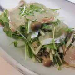 鯛昆布〆と水菜、山独活のサラダ