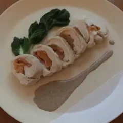 生姜チキンの柿ロール　胡麻クリームソース
