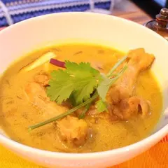 ベトナム　ブン・カリー（米粉麺入りカレースープ）