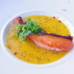 鮭のポワレ　粒マスタードとオレンジのソース