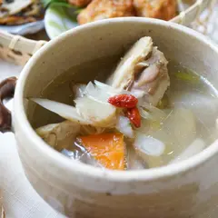 骨付き鶏と根菜の薬味スープ