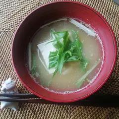 豆腐と水菜の味噌汁（胡麻味噌仕立て）