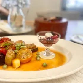 南仏の家庭料理 お肉のパテがふんわりトマトのファルシ
