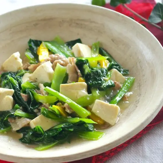 小松菜と豆腐の旨塩炒め　栄養豊富な小松菜の旨旨レシピ