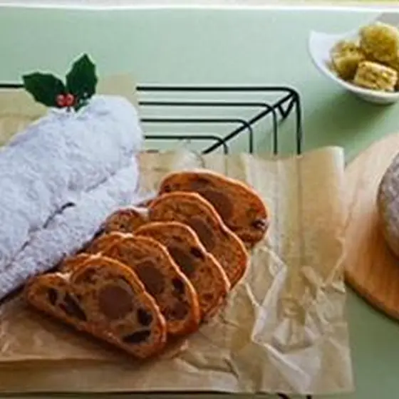 クリスマスシュトーレンとバジルカンパーニュのチーズフォンデュ