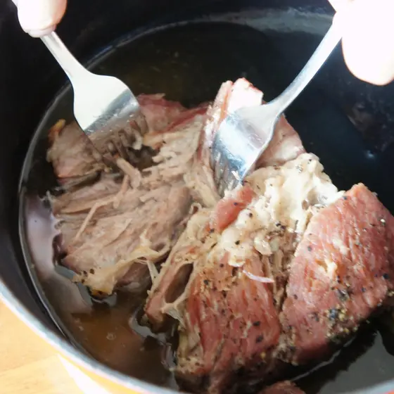 ホロホロとほぐれるオーブン焼きの豚肩肉「カルアポーク」