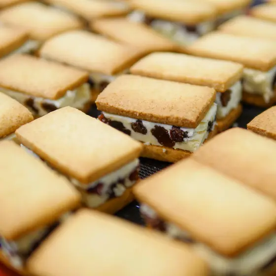 レーズンサンドクッキーといちごのカップチーズケーキ