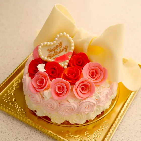 大きなリボンとバラのデコレーションケーキ