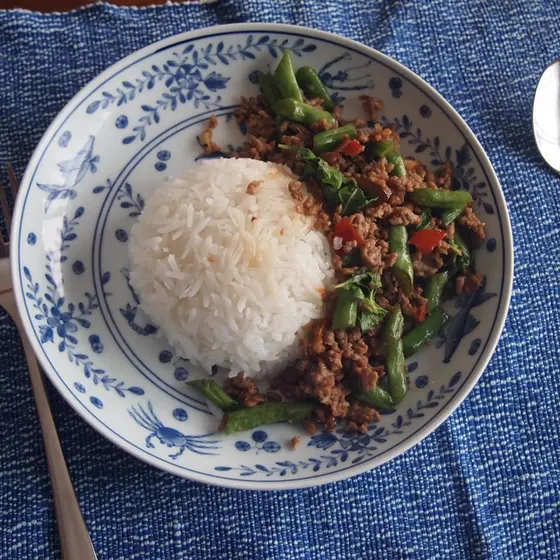 豚肉、鶏肉のガパオ炒め食べ比べ+タイの目玉焼きを作ってアジアンサラダを作ってみる。