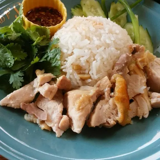 タイの人気料理、カオマンガイを2種、ハーフ&ハーフで食べ比べるレッスン