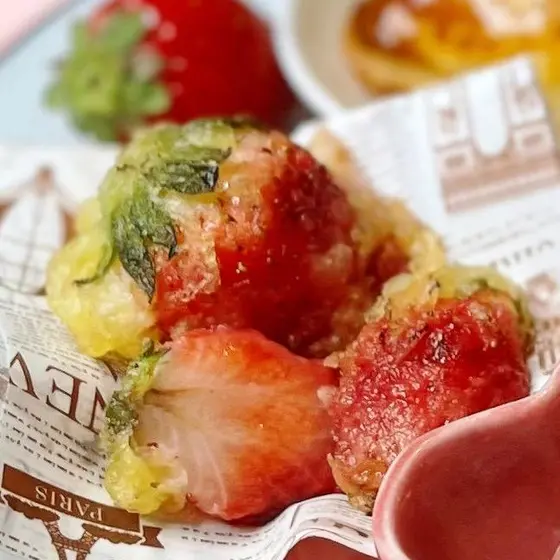 意外な美味しさ！苺の天ぷらは、苺のバルサミコソースで。