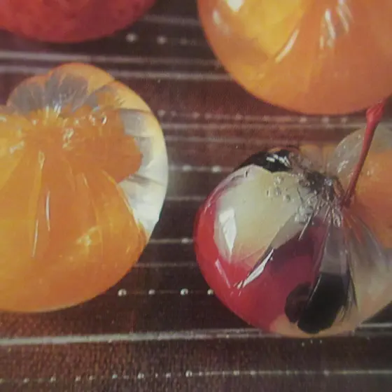 和菓子体験会で寒天のフルーツ寄せを作ります