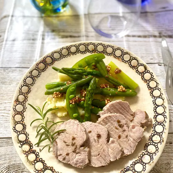 豚ヒレ肉の低温ロースト、緑野菜のマリネとマッシュポテト