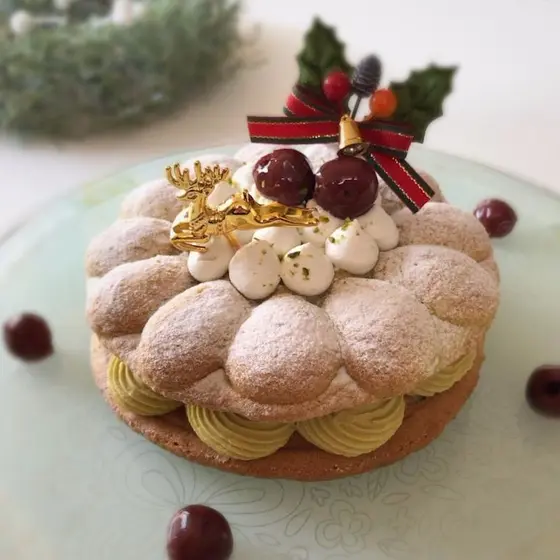 クリスマスケーキ～ピスタチオとグリオットチェリーのダクワーズ