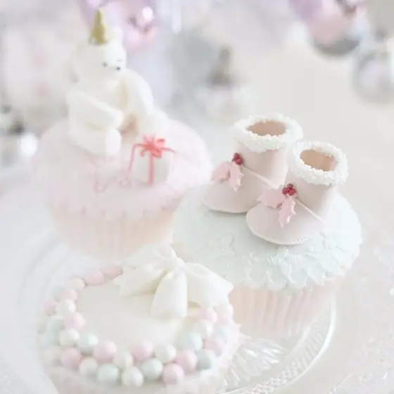 お砂糖テディべアとスノーブーツのクリスマスカップケーキ