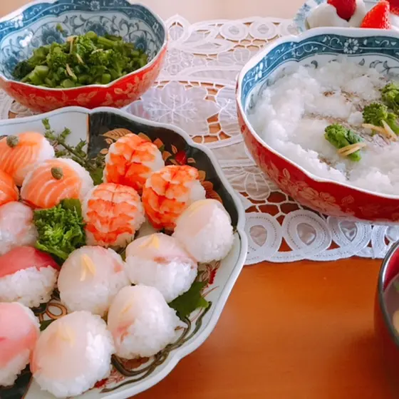 手毬寿司、蛤と菜の花のお吸物、白身魚のかぶら蒸、苺大福他で雛祭り