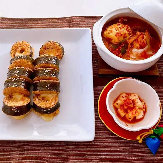 韓国風海苔巻き　チーズキンパとスンドゥブチゲ