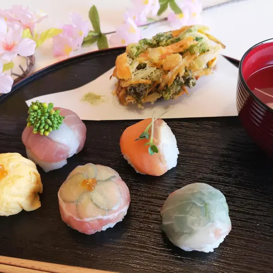 春のおもてなし～手鞠寿司＆海老と菜の花のかき揚げ～