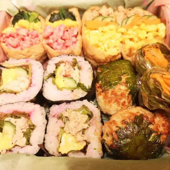 お花見弁当～華いなり寿司＆サラダ巻き～