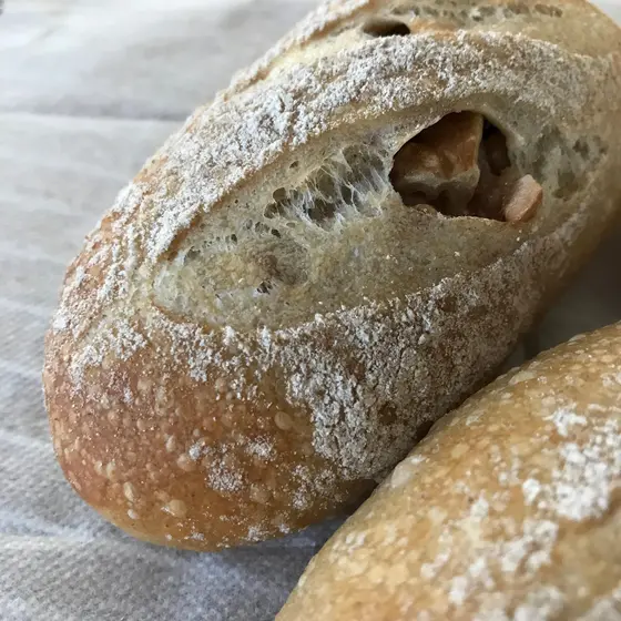 自家製天然酵母パン「パン・オ・ノワ」
