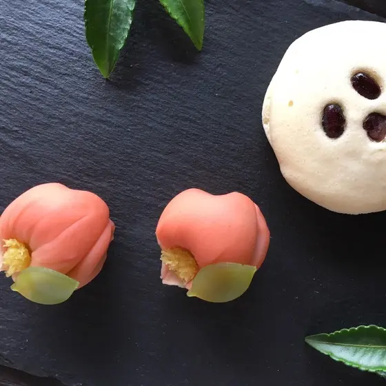 柚子風味を効かせた軽い食感の”蒸しどら”と煉切製の”山茶花”