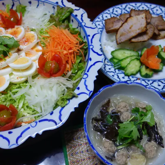 定番タイ料理♪春雨のスープとゆで卵のサラダ、叉焼のせご飯