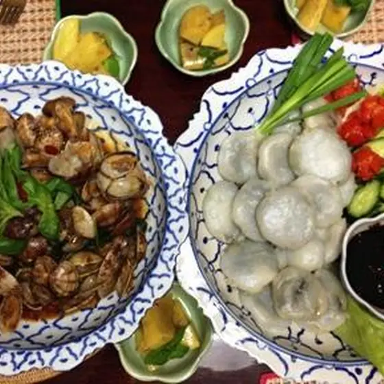 タイの地方料理もちもちニラ団子＆簡単アサリのピリ辛炒め他１品