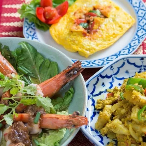 本格タイ料理！ふわっふわ卵パッポンカリーと海老のパクチー蒸し