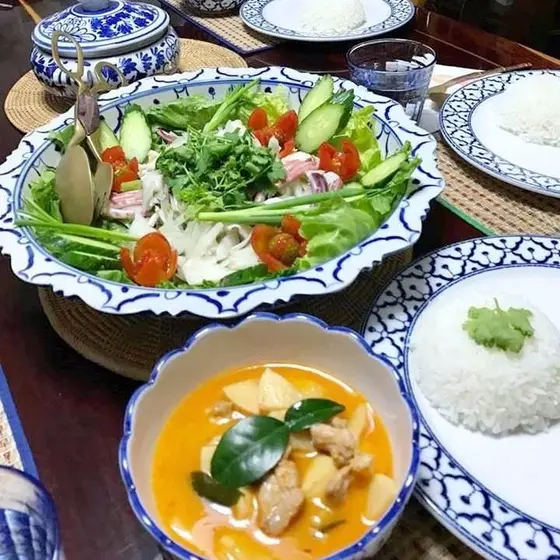 タイ料理入門♪ぷりぷりで美味しい！イカのサラダ＆レッドカレー