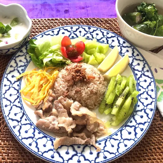タイのランチメニュー肉詰め胡瓜のスープ＆タイ風炒飯＆デザート