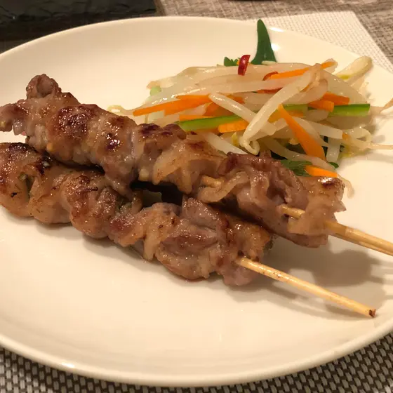 ベトナム風豚の串焼きとサラダ
