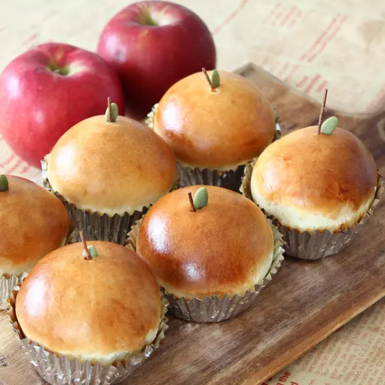 【りんごパン】～りんご煮を包みりんご形に焼き上げます～