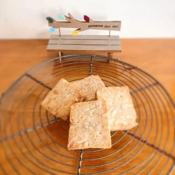 イルプルーの「チーズとアーモンドの塩味のクッキー」