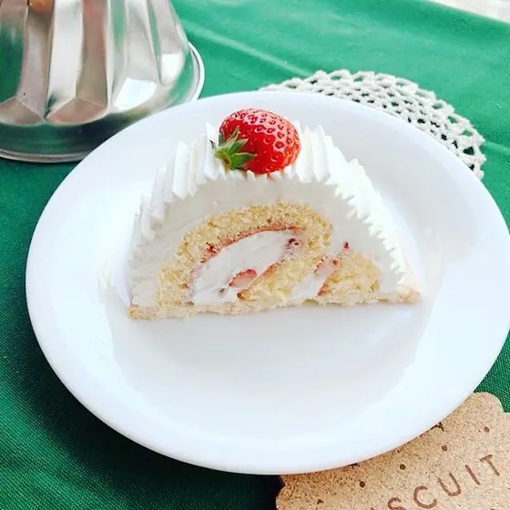 苺と生クリームのケーキ「いちごのビュッシュドノエル」ビアンドレオリジナル