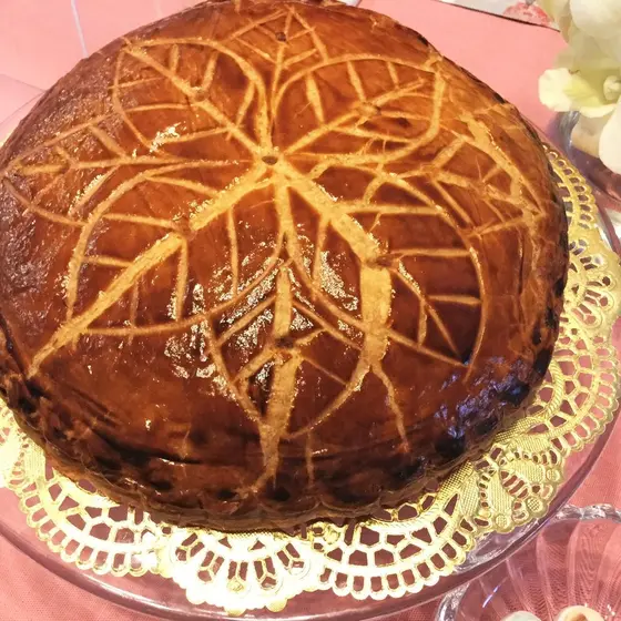 新年にふさわしいおめでたいサクサクパイのお菓子、ガレット・デロア