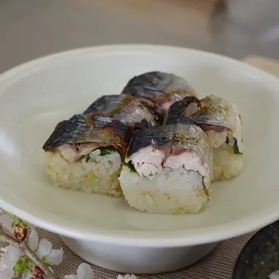 　四季を味わう　魚料理　鯖の焼き棒寿司