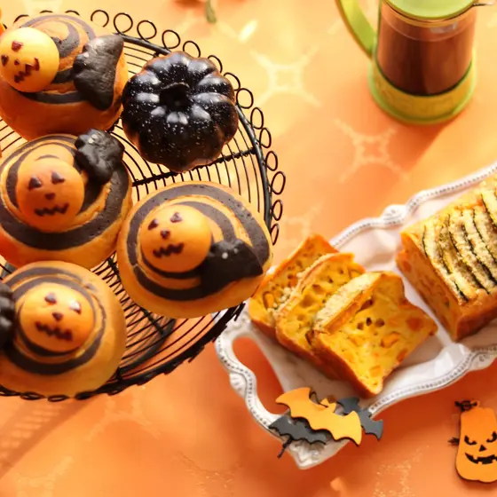 かぼちゃ生地でハロウィンパンと塩味のかぼちゃケーキでパーティ