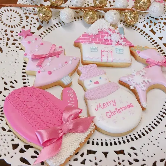 雪つもる、ピンクで彩るクリスマスアイシングクッキー